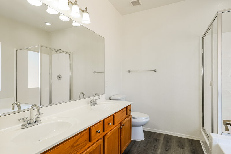 1,870/Mo, 6412 W Hilton Avenue Phoenix, AZ 85043 Main Bathroom View 2