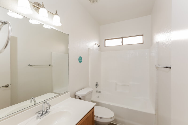 1,985/Mo, 6412 W Hilton Avenue Phoenix, AZ 85043 Bathroom View