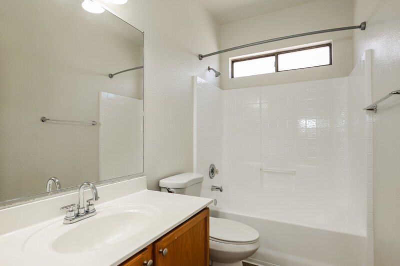 1,870/Mo, 6412 W Hilton Avenue Phoenix, AZ 85043 Bathroom View
