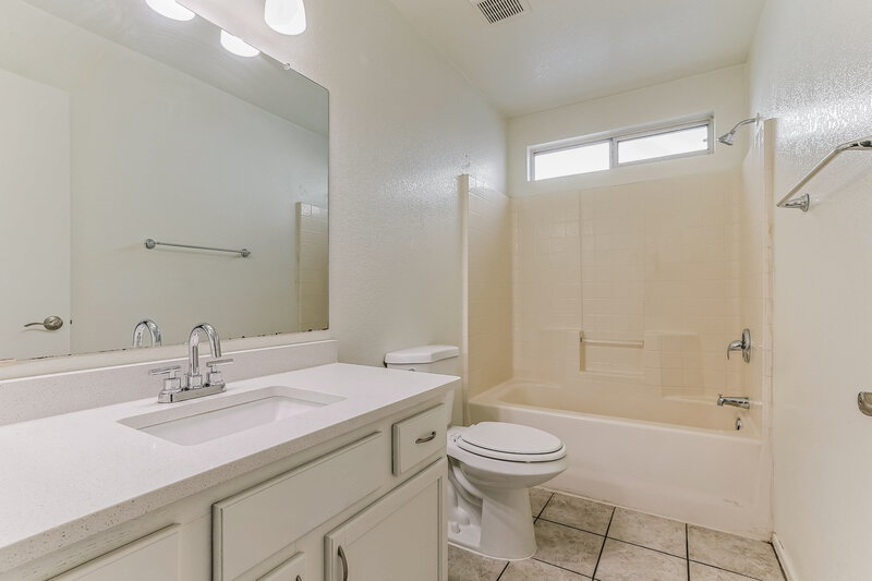 2,115/Mo, 463 E Harrison St Chandler, AZ 85225 Main Bathroom View