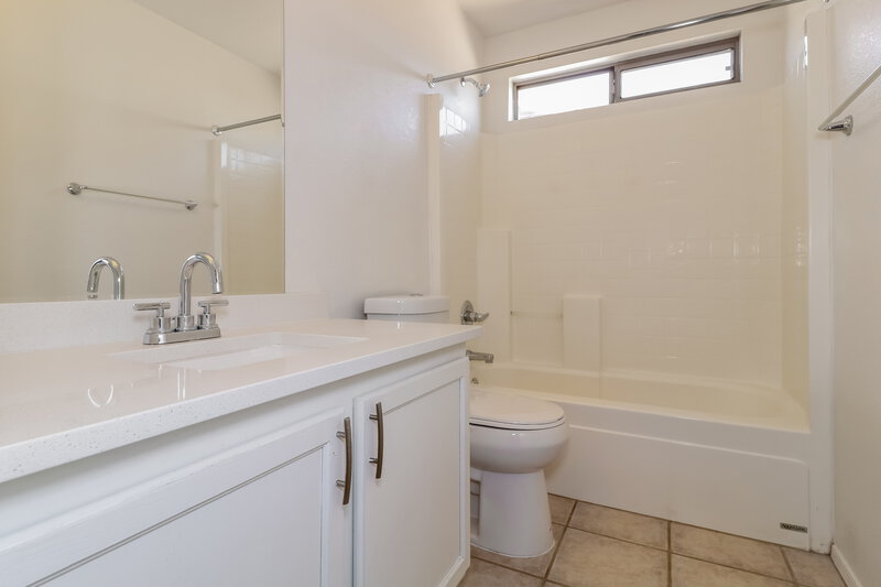 2,430/Mo, 3802 N 104th Ave Avondale, AZ 85392 Main Bathroom View