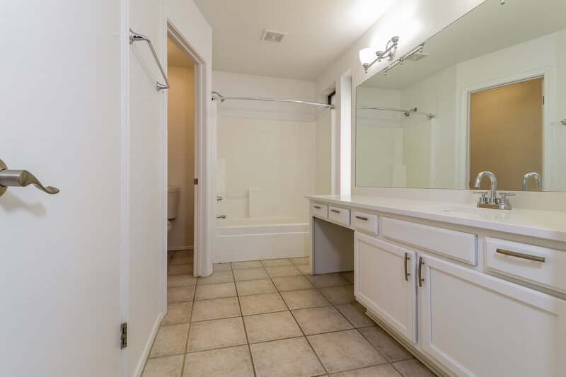 2,430/Mo, 3802 N 104th Ave Avondale, AZ 85392 Main Bathroom View 2