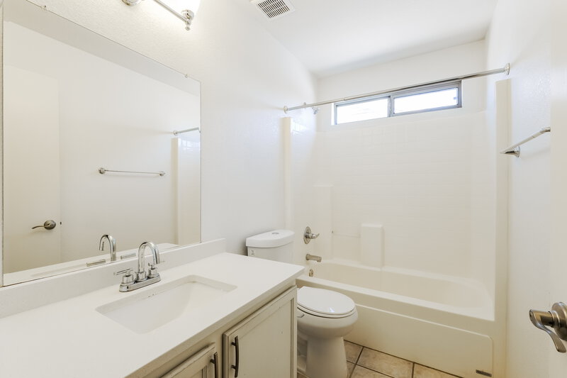 2,190/Mo, 3802 N 104th Ave Avondale, AZ 85392 Bathroom View