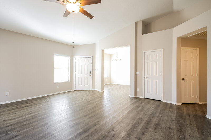 1,800/Mo, 6408 W Whyman Ave Phoenix, AZ 85043 Living Room View 2