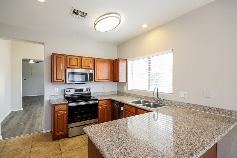 1,800/Mo, 6408 W Whyman Ave Phoenix, AZ 85043 Kitchen View