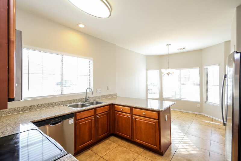 1,800/Mo, 6408 W Whyman Ave Phoenix, AZ 85043 Kitchen View 2