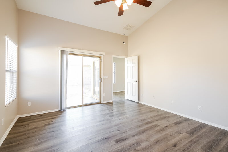 1,800/Mo, 6408 W Whyman Ave Phoenix, AZ 85043 Main Bedroom View 2