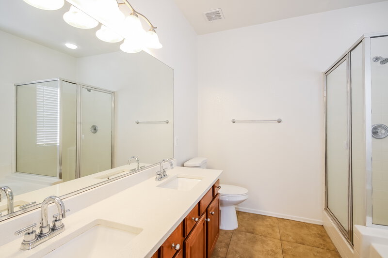 1,800/Mo, 6408 W Whyman Ave Phoenix, AZ 85043 Main Bathroom View