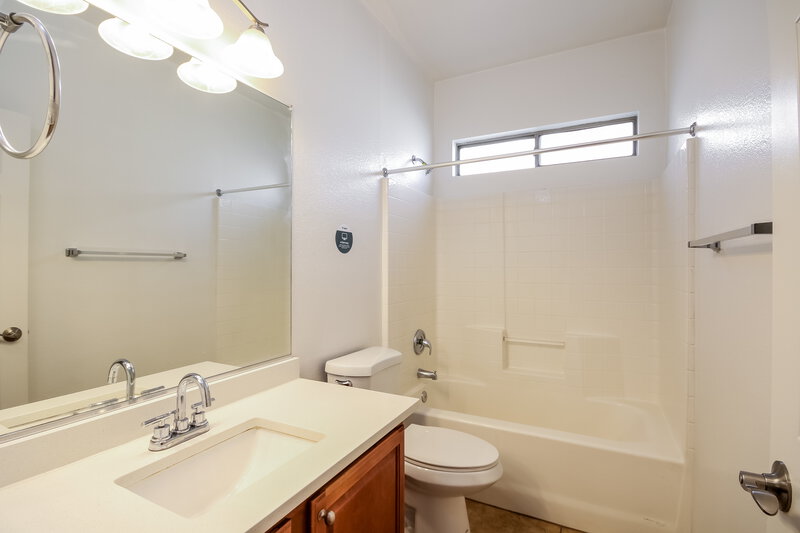 1,800/Mo, 6408 W Whyman Ave Phoenix, AZ 85043 Bathroom View