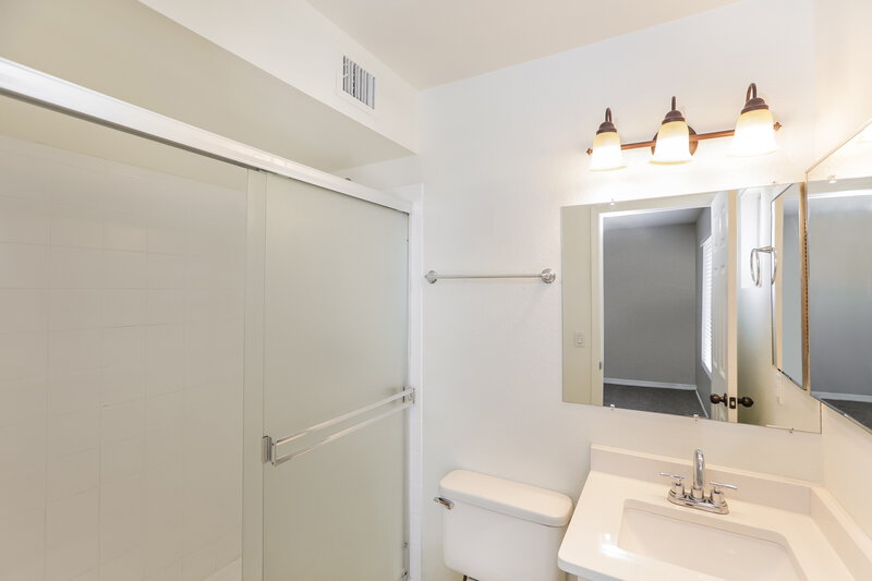 2,125/Mo, 1419 N Rowen Mesa, AZ 85207 Main Bathroom View