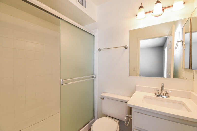 2,185/Mo, 1419 N Rowen Mesa, AZ 85207 Main Bathroom View