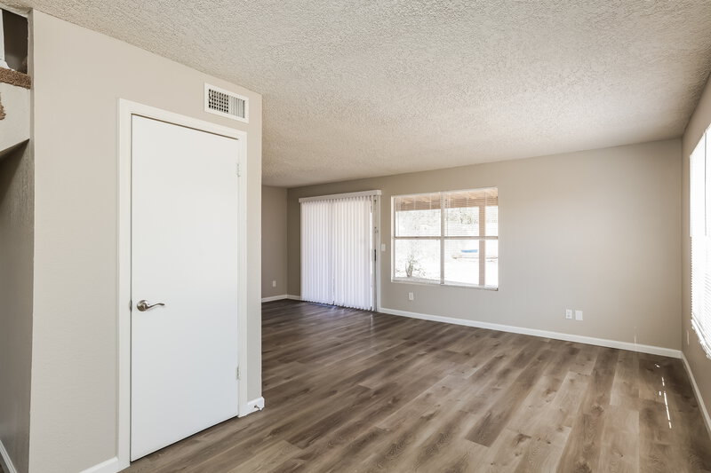 2,245/Mo, 1420 E Topeka Dr Phoenix, AZ 85024 Living Room View
