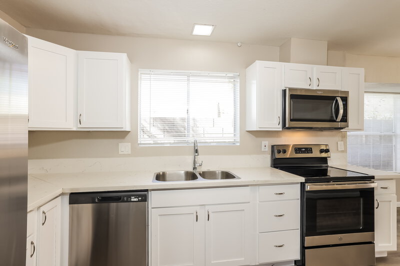 2,245/Mo, 1420 E Topeka Dr Phoenix, AZ 85024 Kitchen View 2