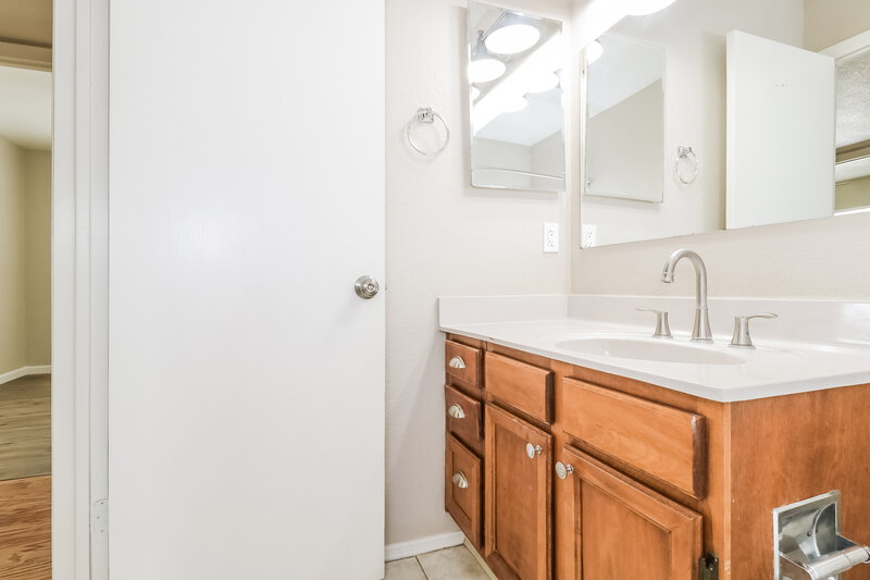 2,030/Mo, 4701 W Escuda Drive Glendale, AZ 85308 Bathroom View