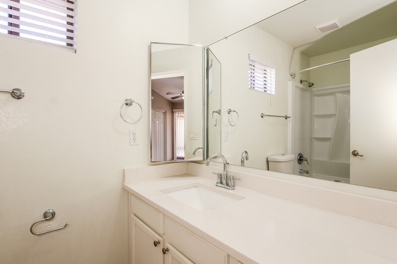 1,840/Mo, 3814 W Marconi Ave Phoenix, AZ 85053 Main Bathroom View