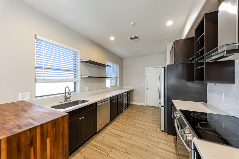 2,085/Mo, 15873 N 73rd Ln Peoria, AZ 85382 Kitchen View