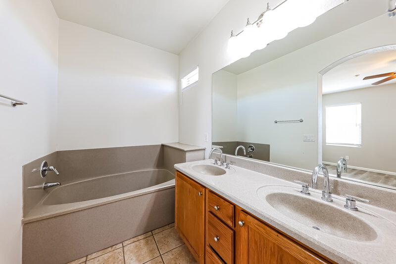 2,085/Mo, 15873 N 73rd Ln Peoria, AZ 85382 Main Bathroom View