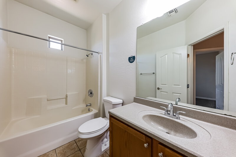 2,085/Mo, 15873 N 73rd Ln Peoria, AZ 85382 Bathroom View