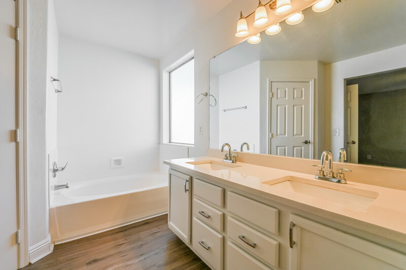 2,245/Mo, 354 E Bradstock Way San Tan Valley, AZ 85140 Main Bathroom View
