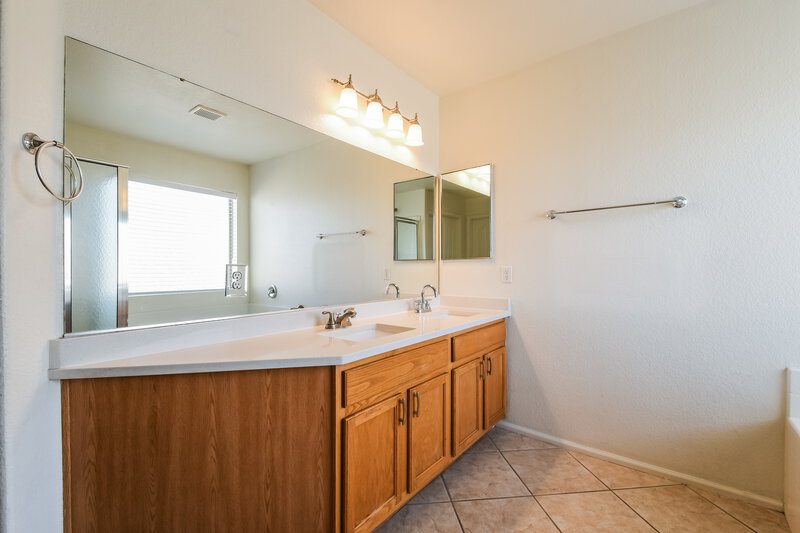1,935/Mo, 1427 E Vernoa Street San Tan Valley, AZ 85140 Main Bathroom View 2