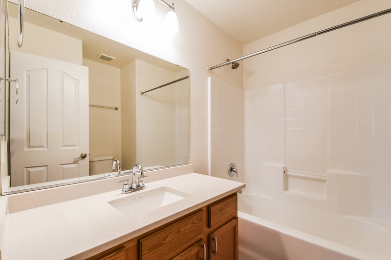 1,935/Mo, 1427 E Vernoa Street San Tan Valley, AZ 85140 Bathroom View
