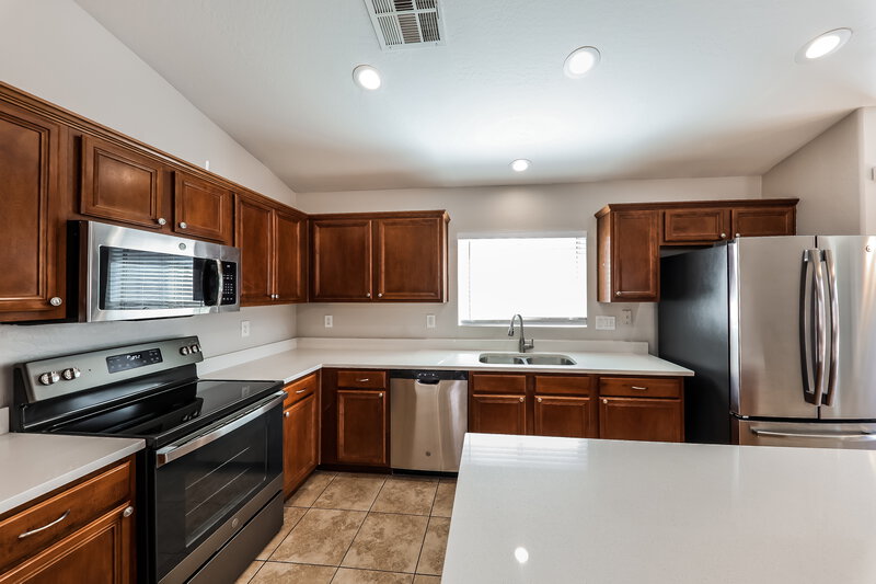 2,075/Mo, 1018 S 166th Drive Goodyear, AZ 85338 Kitchen View 2
