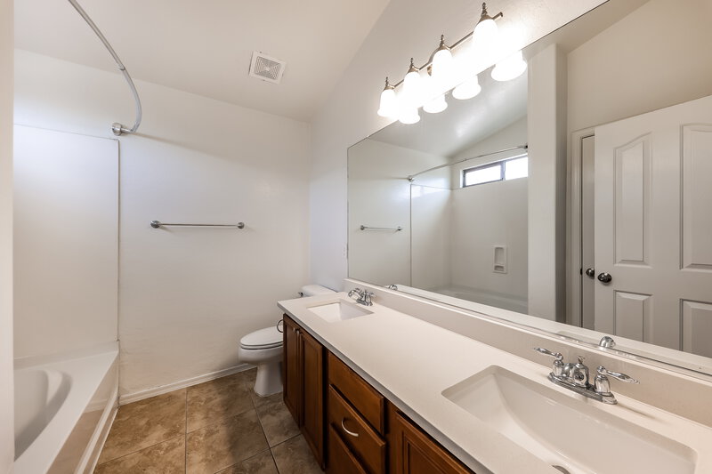 2,075/Mo, 1018 S 166th Drive Goodyear, AZ 85338 Main Bathroom View