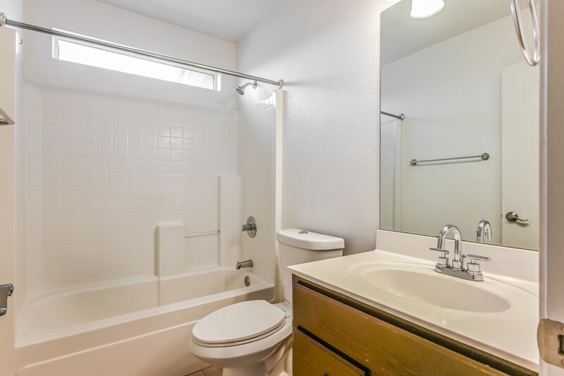 1,805/Mo, 14720 W Lamoille Dr Surprise, AZ 85374 Bathroom View