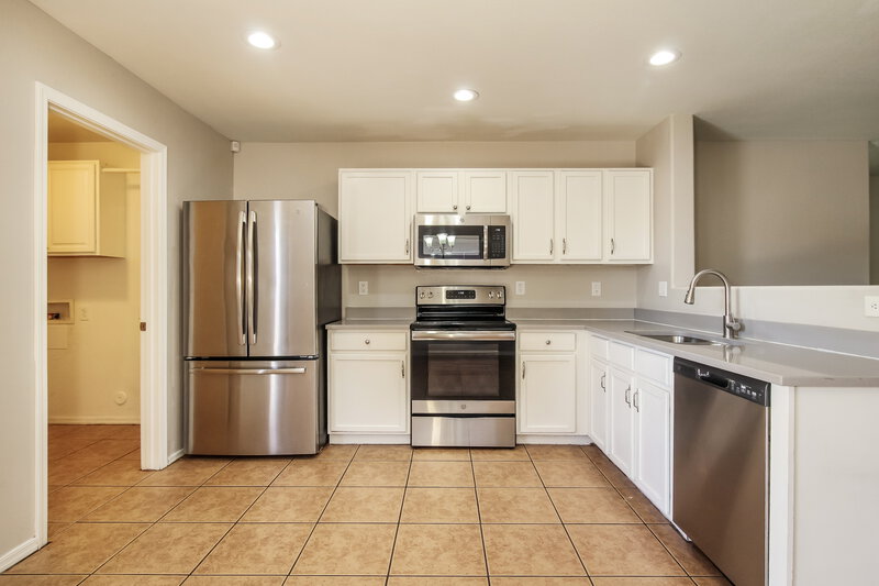 1,915/Mo, 6321 W Superior Ave Phoenix, AZ 85043 Kitchen View