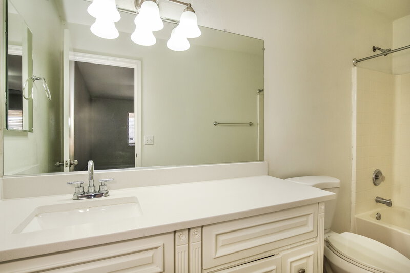 1,915/Mo, 6321 W Superior Ave Phoenix, AZ 85043 Main Bathroom View