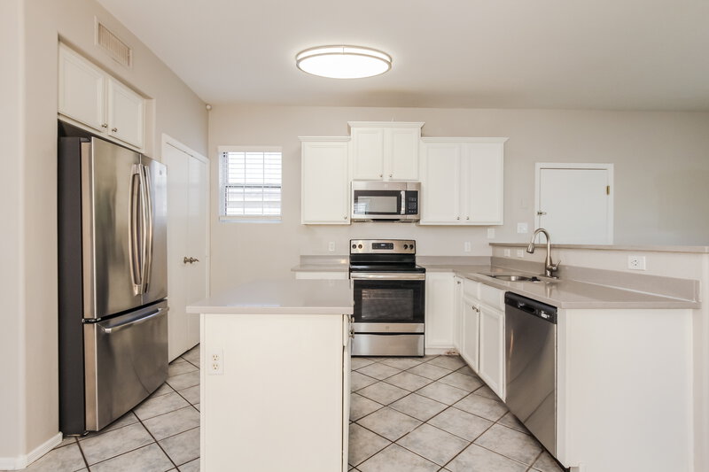 2,105/Mo, 4009 W Maldonado Road Phoenix, AZ 85041 Kitchen View