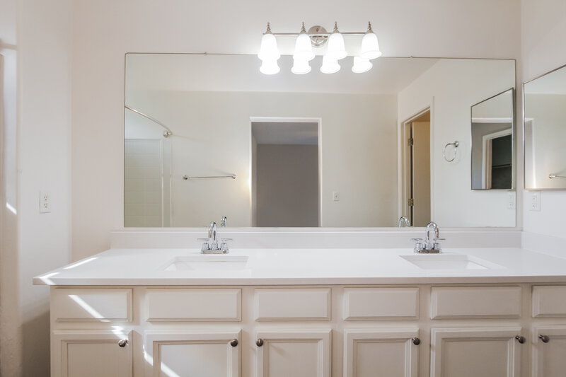 2,105/Mo, 4009 W Maldonado Road Phoenix, AZ 85041 Main Bathroom View