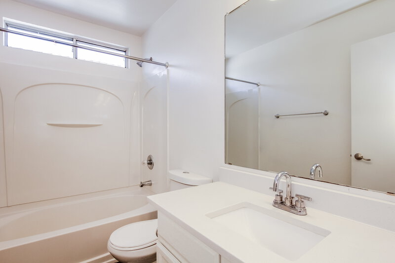 2,105/Mo, 4009 W Maldonado Road Phoenix, AZ 85041 Bathroom View
