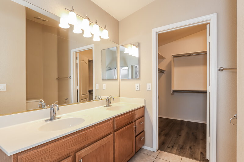 1,915/Mo, 12561 W Desert Flower Rd Avondale, AZ 85392 Main Bathroom View