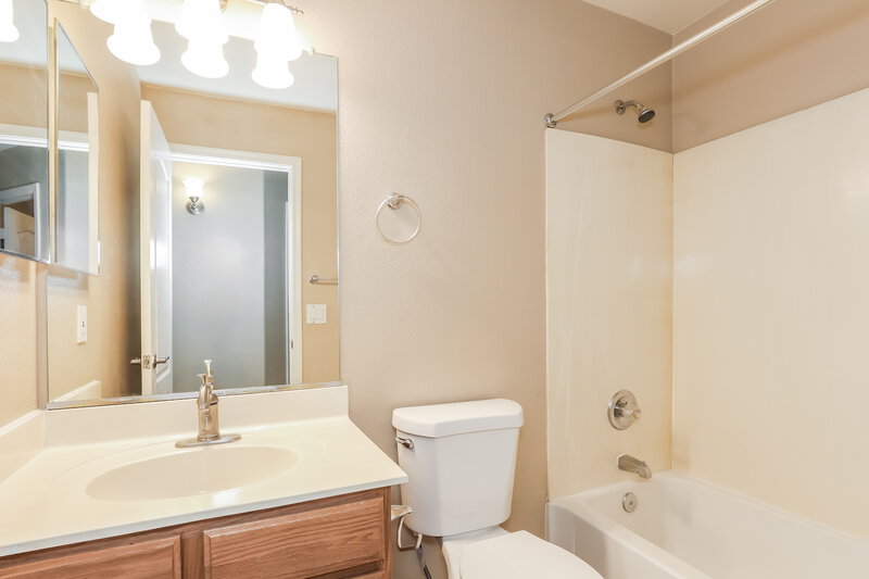 1,915/Mo, 12561 W Desert Flower Rd Avondale, AZ 85392 Bathroom View