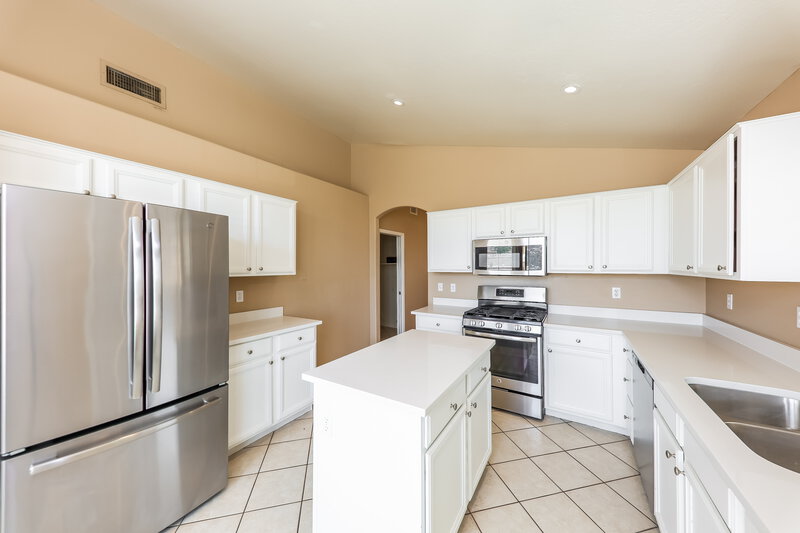 2,070/Mo, 13122 W Wilshire Dr Goodyear, AZ 85395 Kitchen View