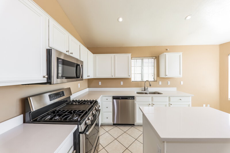 2,070/Mo, 13122 W Wilshire Dr Goodyear, AZ 85395 Kitchen View 2