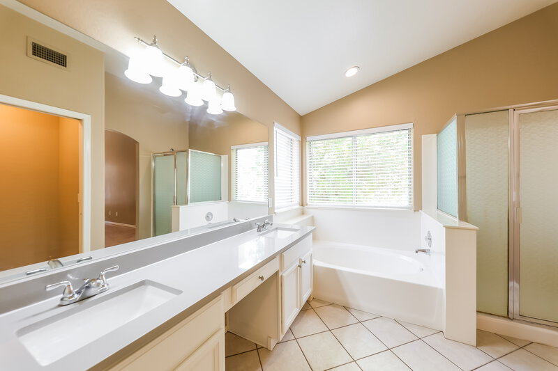 2,070/Mo, 13122 W Wilshire Dr Goodyear, AZ 85395 Main Bathroom View