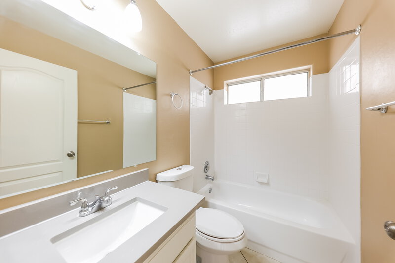 2,070/Mo, 13122 W Wilshire Dr Goodyear, AZ 85395 Bathroom View