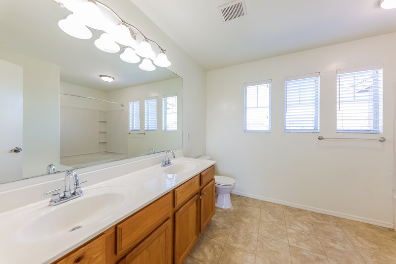 2,160/Mo, 12179 W Yuma St Avondale, AZ 85323 Main Bathroom View