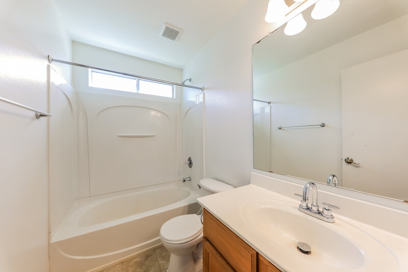 2,160/Mo, 12179 W Yuma St Avondale, AZ 85323 Bathroom View