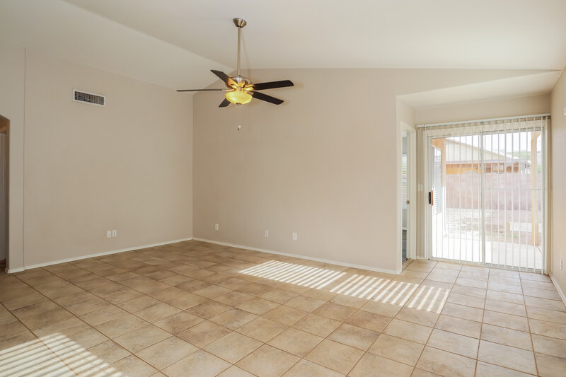 1,850/Mo, 2214 E Aire Libre Ave Phoenix, AZ 85022 Living Room View