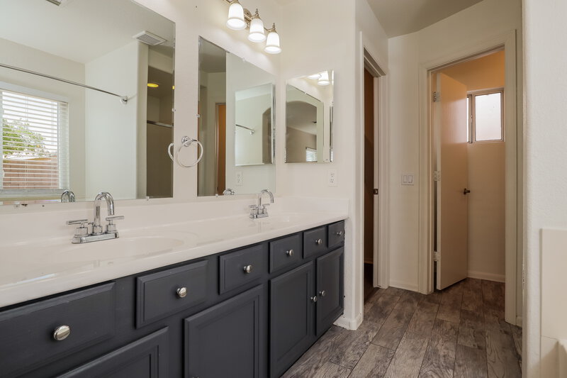 1,850/Mo, 2214 E Aire Libre Ave Phoenix, AZ 85022 Main Bathroom View