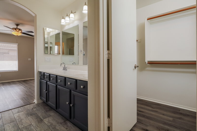 1,850/Mo, 2214 E Aire Libre Ave Phoenix, AZ 85022 Main Bathroom View 2