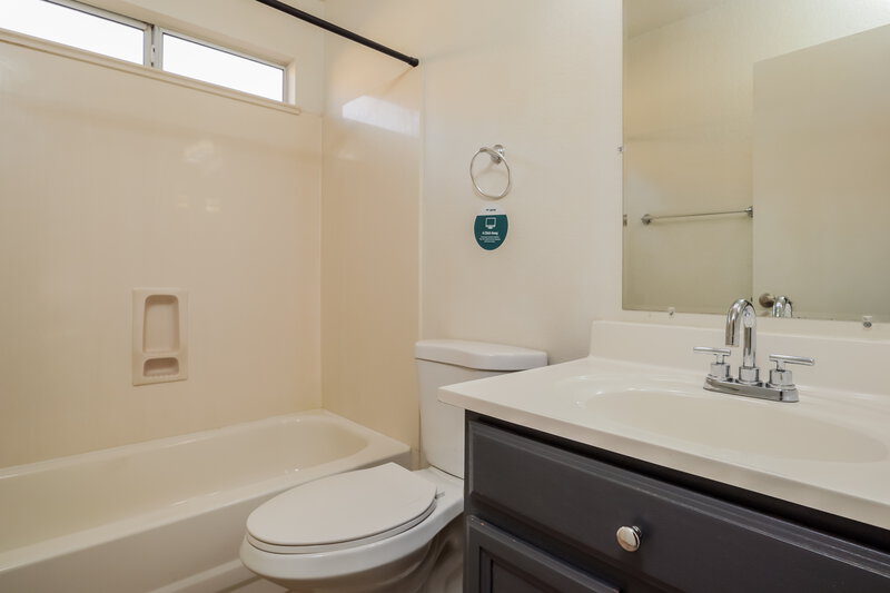 1,850/Mo, 2214 E Aire Libre Ave Phoenix, AZ 85022 Bathroom View