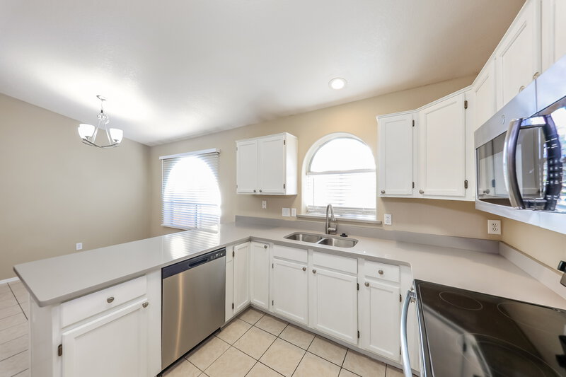 2,095/Mo, 5135 W Piute Ave Glendale, AZ 85308 Kitchen View 2