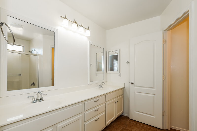 1,815/Mo, 17378 W Holland Ln Surprise, AZ 85388 Main Bathroom View