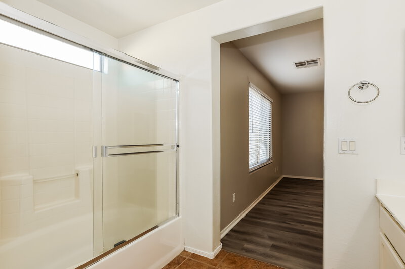 1,815/Mo, 17378 W Holland Ln Surprise, AZ 85388 Main Bathroom View 2