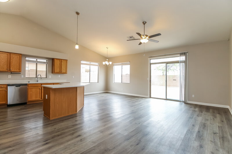 2,115/Mo, 552 N Emery Mesa, AZ 85207 Living Room View 2