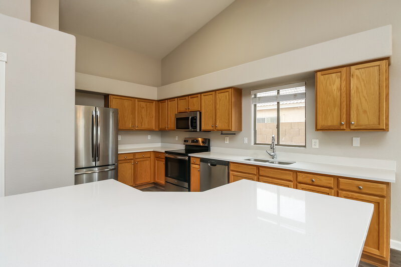 2,115/Mo, 552 N Emery Mesa, AZ 85207 Kitchen View 2